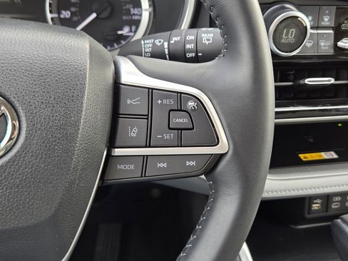 Used 2024 Toyota Highlander LE image 29