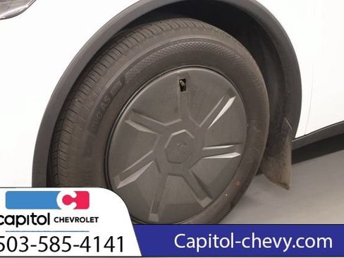 Used 2026 Tesla Model Y AWD image 7