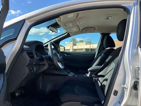 Used 2022 Nissan Leaf S image 10