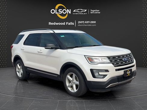 Used 2017 Ford Explorer XLT w/ Equipment Group 202A AWD/4WD image 7