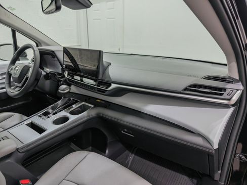 Used 2025 Toyota Sienna XLE AWD/4WD image 26