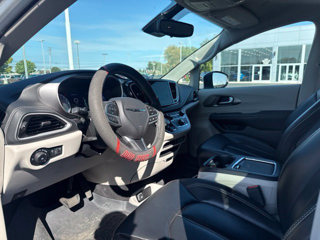 Used 2023 Chrysler Pacifica Touring-L AWD/4WD image 13