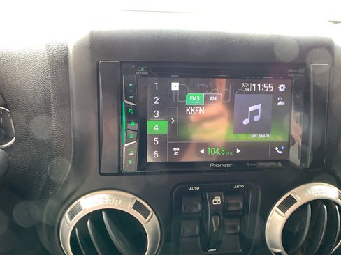 Used 2015 Jeep Wrangler Unlimited Sahara image 16