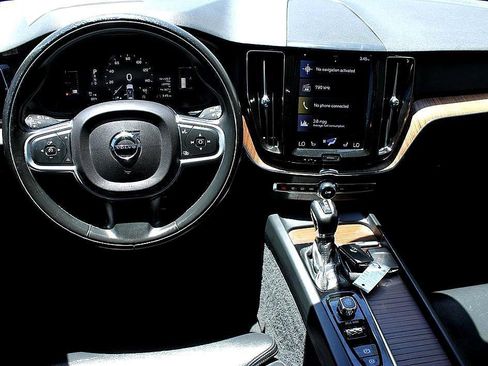 Used 2019 Volvo XC60 T6 Momentum w/ Advanced Package image 13