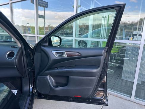 Used 2016 Nissan Pathfinder Platinum image 17