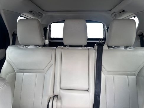 Used 2017 Land Rover Discovery HSE AWD/4WD image 14