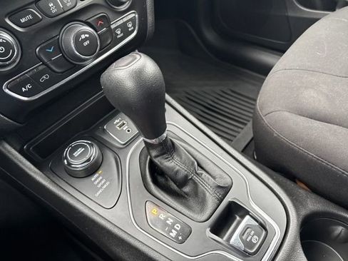 Used 2021 Jeep Cherokee Latitude w/ Mopar Interior Package AWD/4WD image 21