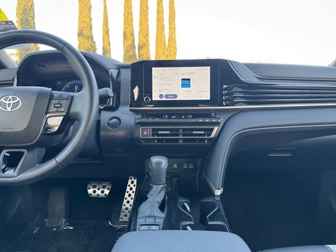 Used 2025 Toyota Camry SE image 15