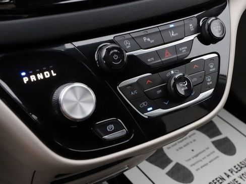 Used 2024 Chrysler Pacifica Touring-L image 33