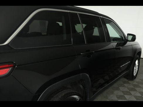 Used 2023 Jeep Grand Cherokee Laredo X image 14