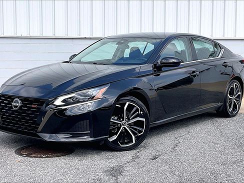 Used 2025 Nissan Altima 2.5 SR FWD image 2