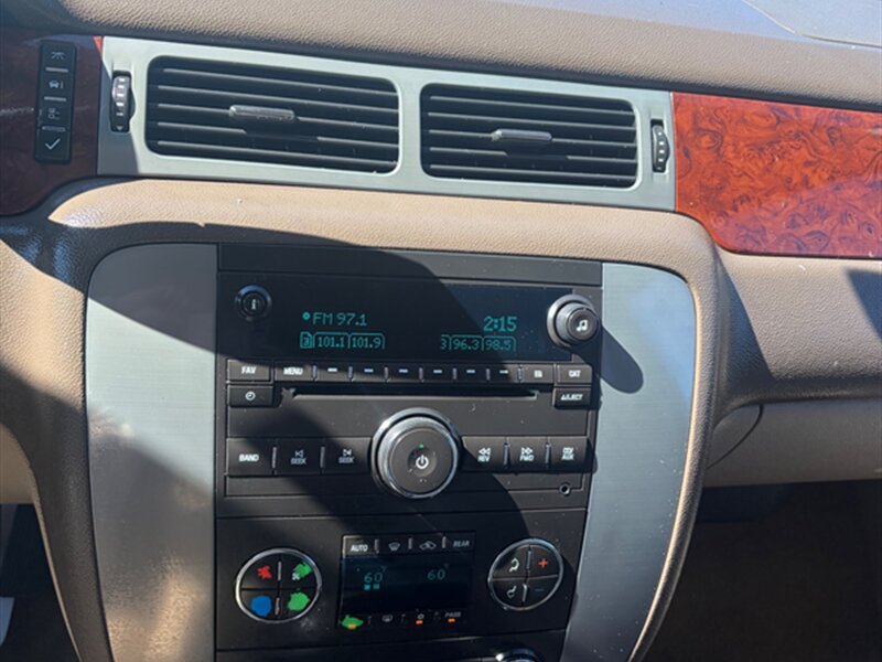 Used 2011 GMC Yukon XL SLT w/ SLT-2 Equipment Package AWD/4WD image 16