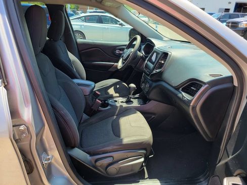 Used 2019 Jeep Cherokee Latitude w/ Popular Appearance Group FWD image 15