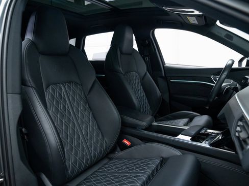 Used 2022 Audi e-tron S Prestige w/ Prestige Package image 25