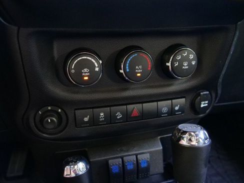 Used 2015 Jeep Wrangler Unlimited Sahara image 11