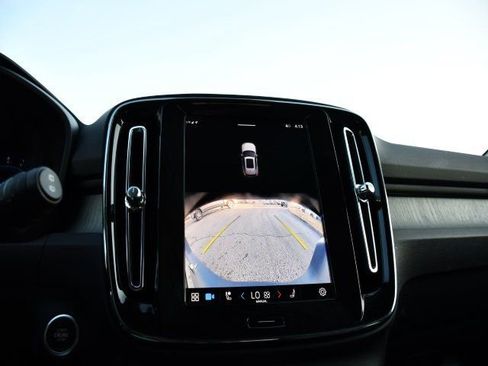 Certified 2025 Volvo XC40 B5 Core AWD/4WD image 12