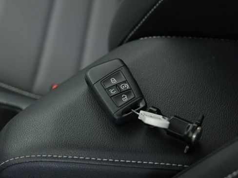 Used 2023 Volkswagen Jetta SE FWD image 33