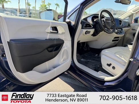 Used 2018 Chrysler Pacifica Touring-L FWD image 5