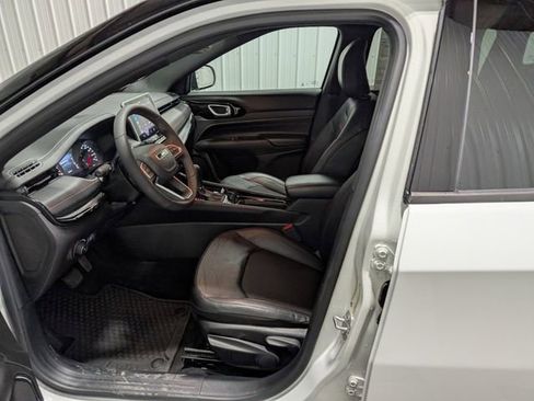 Used 2025 Jeep Compass Trailhawk AWD/4WD image 13