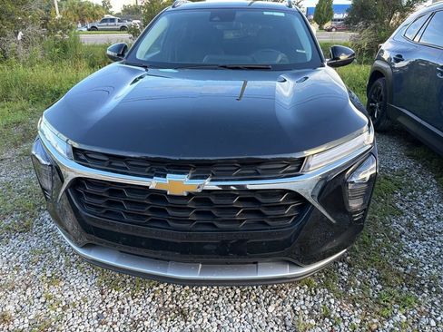 Used 2025 Chevrolet Trax LT w/ LT Convenience Package FWD image 2