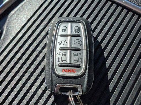 Used 2023 Chrysler Pacifica Limited image 36