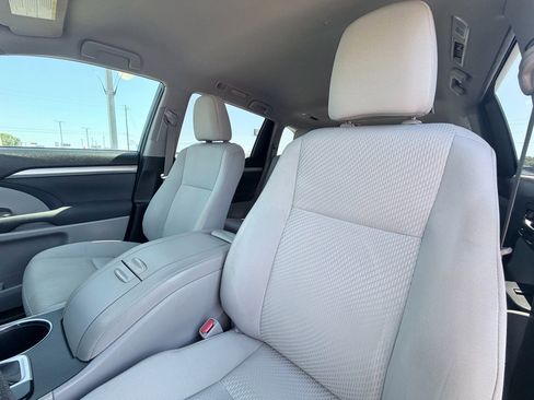 Used 2019 Toyota Highlander LE FWD image 21