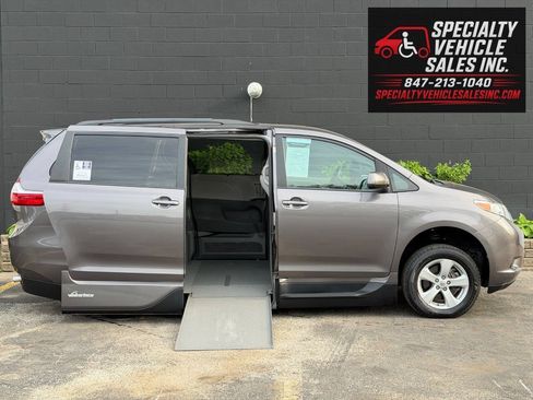 Used 2016 Toyota Sienna LE FWD image 2