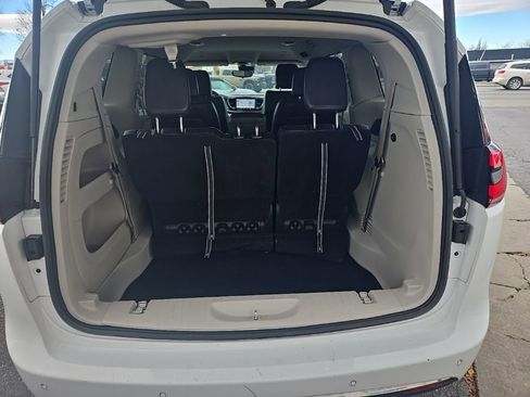 Used 2024 Chrysler Pacifica Touring-L image 25