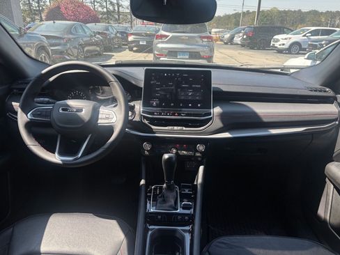 Used 2025 Jeep Compass Trailhawk image 32