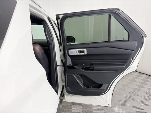 Used 2022 Ford Explorer Platinum w/ Equipment Group 601A AWD/4WD image 28