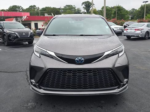 Used 2022 Toyota Sienna XSE FWD image 8