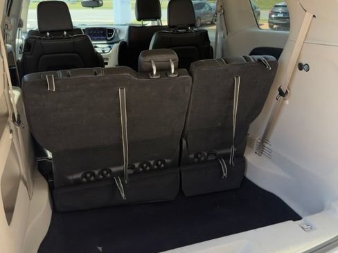 Used 2024 Chrysler Pacifica Touring-L FWD image 14