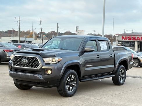 Used 2018 Toyota Tacoma TRD Sport image 3