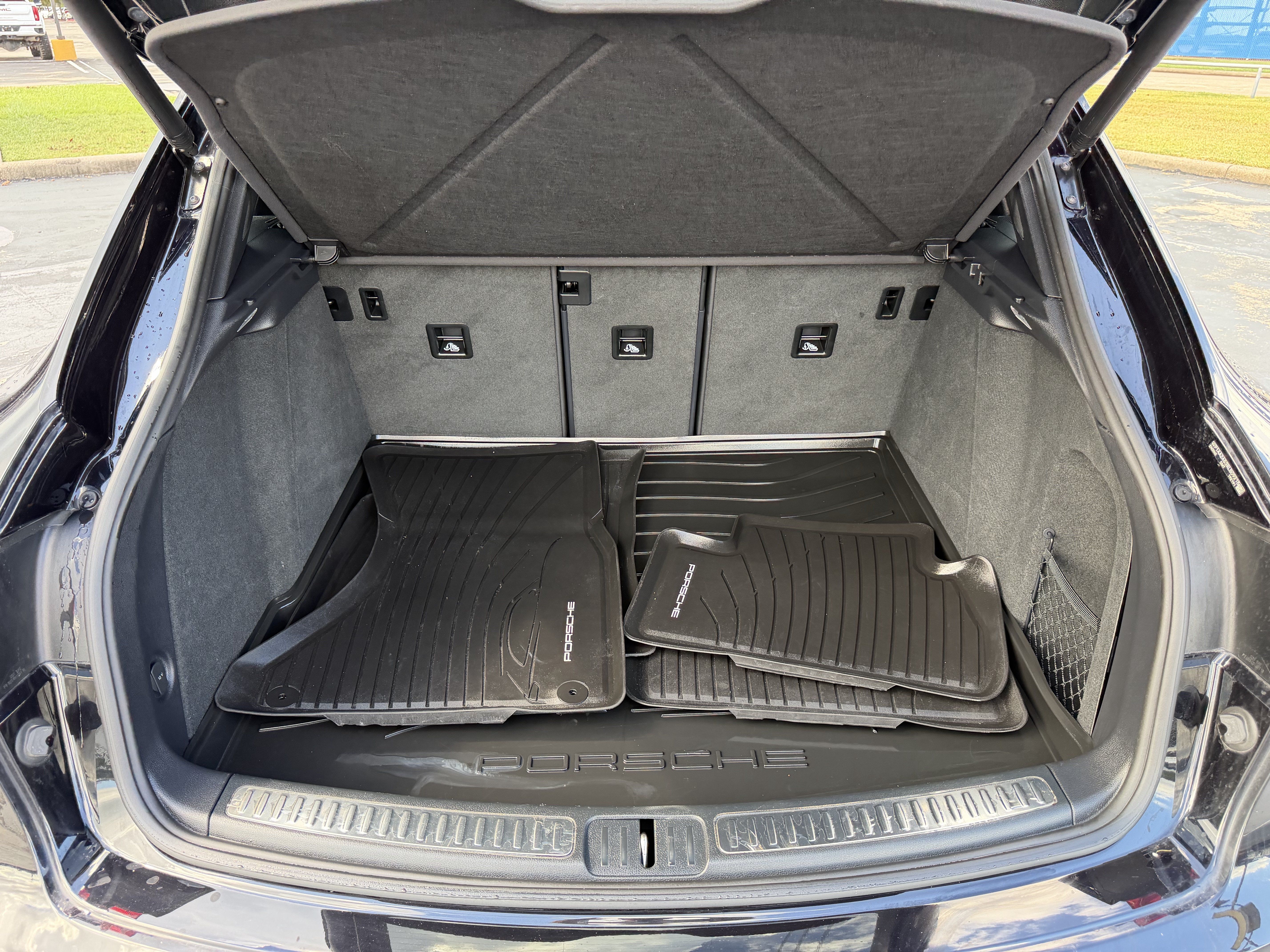 Used 2024 Porsche Macan AWD/4WD image 36