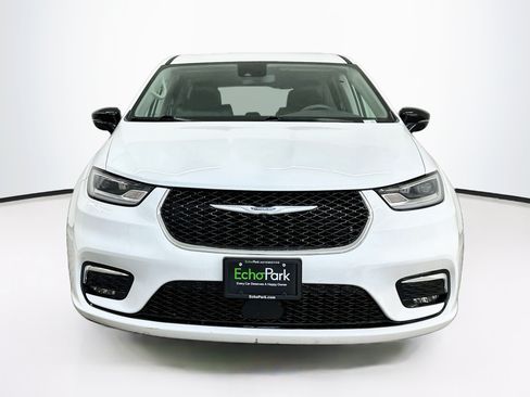 Used 2024 Chrysler Pacifica Touring-L FWD image 2