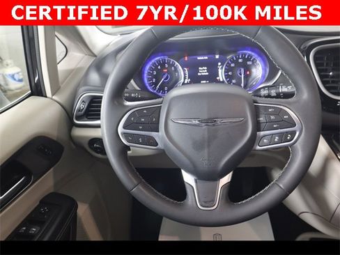 Used 2023 Chrysler Pacifica Touring-L image 17