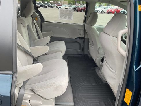 Used 2011 Toyota Sienna LE w/ Preferred Pkg FWD image 32