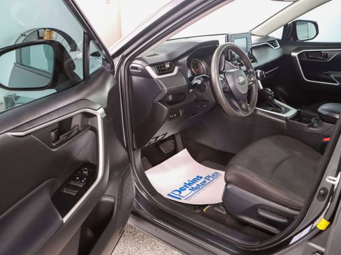Used 2021 Toyota RAV4 LE image 3