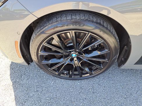 Used 2022 BMW 750i xDrive w/ Executive Package image 19