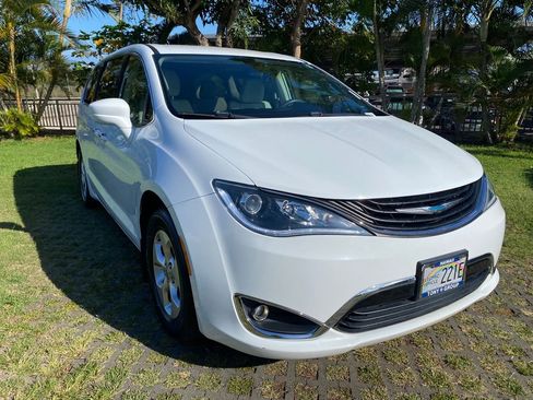 Used 2018 Chrysler Pacifica Touring Plus FWD image 1