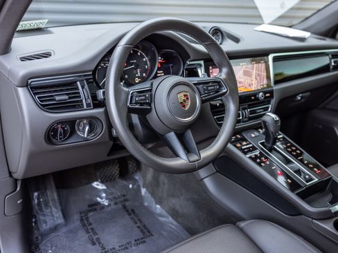 Certified 2024 Porsche Macan AWD/4WD image 4