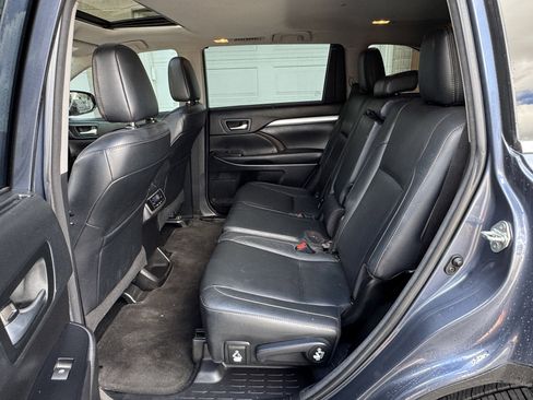 Used 2018 Toyota Highlander XLE AWD/4WD image 32