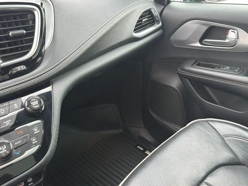 Used 2018 Chrysler Pacifica Limited w/ Advanced Safetytec Group FWD image 57
