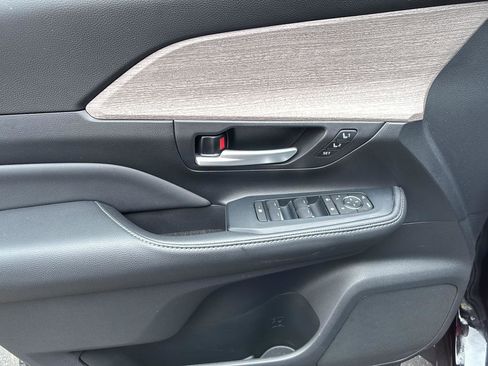 Used 2024 Toyota Grand Highlander AWD image 31