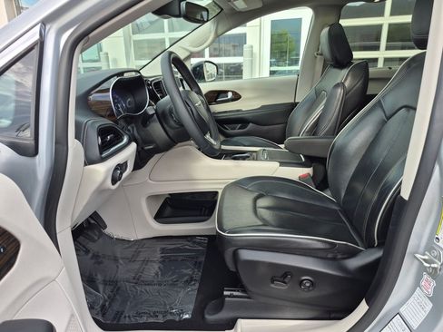Used 2024 Chrysler Pacifica Limited FWD image 18