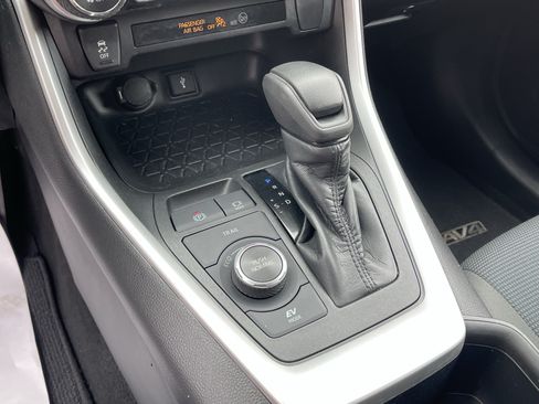 Certified 2022 Toyota RAV4 LE AWD/4WD image 23