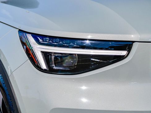 Certified 2026 Volvo XC40 B5 Ultra w/ Climate Package image 11