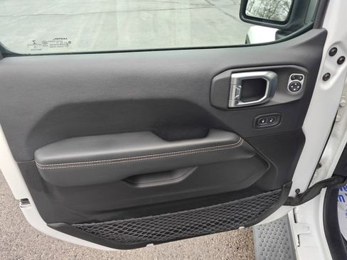 Used 2019 Jeep Wrangler Unlimited Sahara AWD/4WD image 13