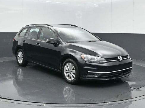 Used 2018 Volkswagen Golf S image 1