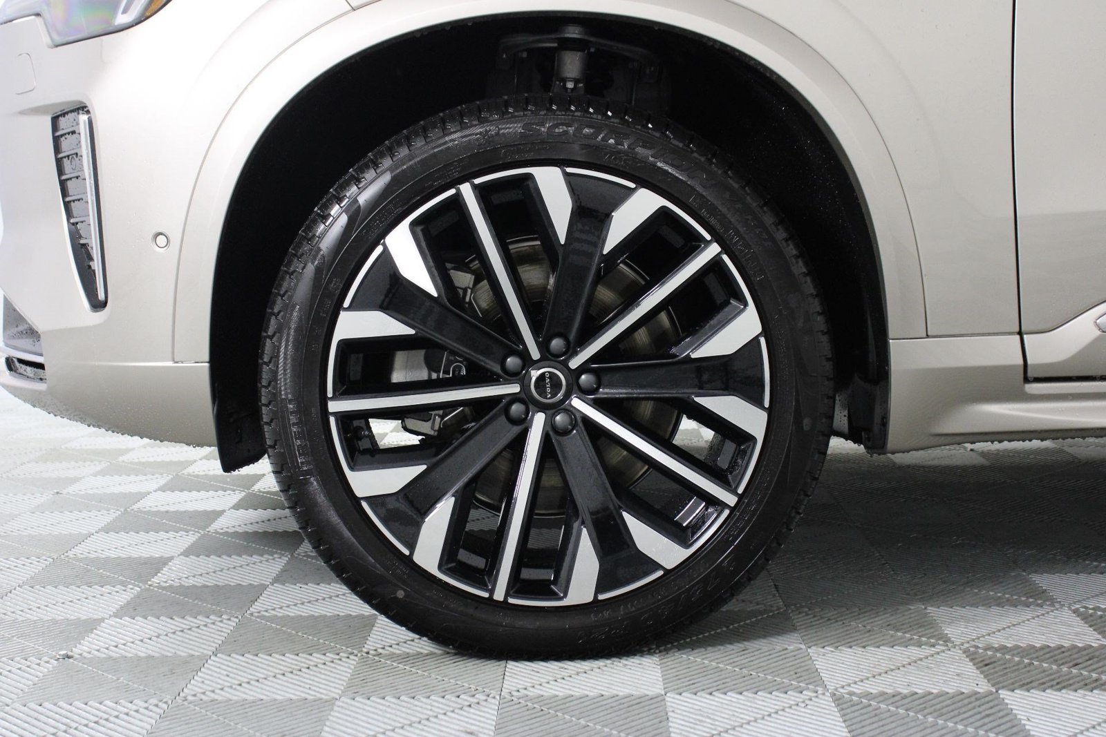 New 2026 Volvo XC90 T8 Plus w/ Protection Package Premier AWD/4WD image 13